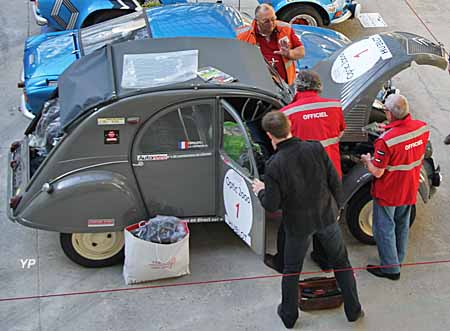 Une Citroën 2cv AZ de 1955 au départ du Tour Auto 2013