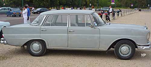 Mercedes 220 (W111)