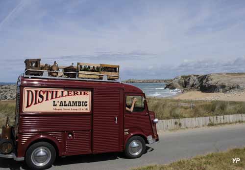 Un Citroën type H sur la côte sauvage de Quiberon (doc. Jacques Ducoin)