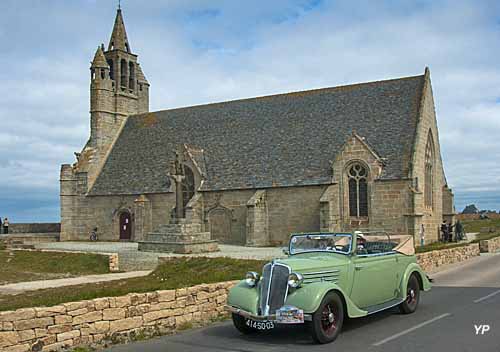 Renault Monaquatre coach décapotable devant la chapelle Notre-Dame de la Joie à Saint-Guénolé (doc. Jacques Ducoin)