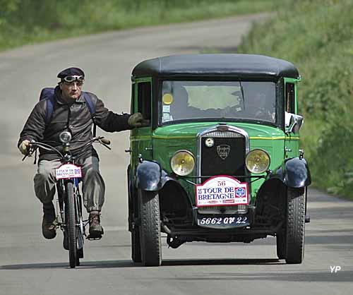 Peugeot 201 berline et Motobécane MBI (doc. Jacques Ducoin)