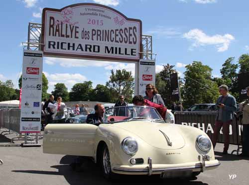 Départ du Rallye des Princesses - on ne plaisante pas avec les contrôles (doc. Yalta Production)