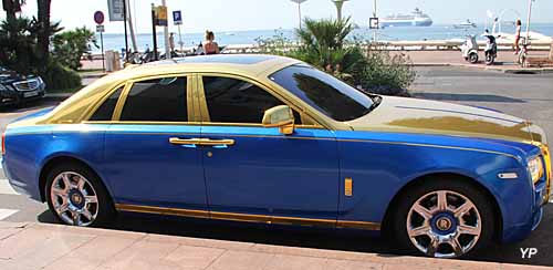 Rolls Royce Ghost métal bleu et doré (doc. Yalta Production)