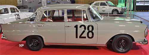 Mercedes 220 SE berline (W111)