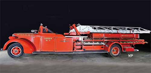 American LaFrance 600 series mid-mount aerial ladder