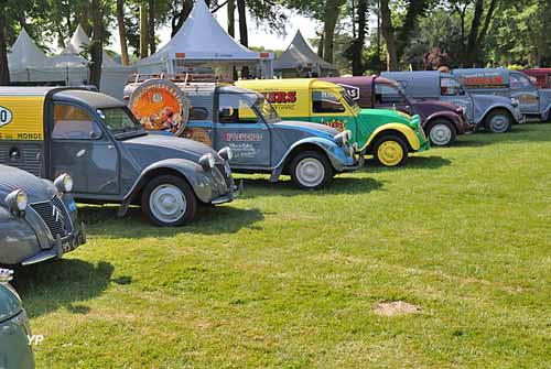 Chantilly 2019 - le carré des 2CV commerciales (doc. Yalta Production)