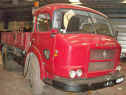 Camion plateau Saviem JM 200 (doc. Musée du Poids Lourds)