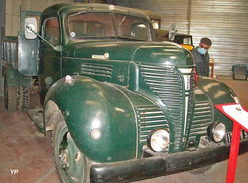 Camion benne Dodge Fargo FL 4-60 (doc. Musée du Poids Lourds)