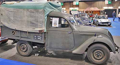 Peugeot 202 UH pick-up bâché