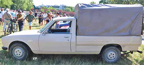 Peugeot 504 pick-up bâché