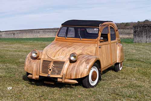 2 CV 1955 en bois de Michel Robillard (doc. Rouillac)