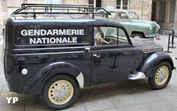 Renault Juvaquatre break gendarmerie