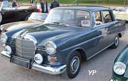 Mercedes 230 (W110)