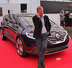 Ari Vatanen devant la Renault Initiale Paris au Festival Automobile de Paris