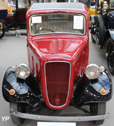 Austin 7 Ruby Deluxe saloon