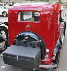 Austin 7 Ruby Deluxe saloon