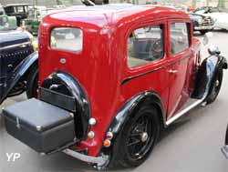 Austin 7 Ruby Deluxe saloon