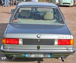 BMW 323i (E21)