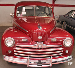 Ford 1946 Deluxe Sedan 2 door V8