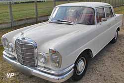 Mercedes 220 SE berline (W111)