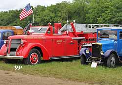 American LaFrance 600 series mid-mount aerial ladder