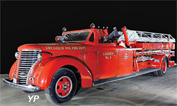 American LaFrance 600 series mid-mount aerial ladder