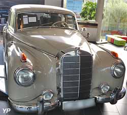 Mercedes 300c (W186) berline