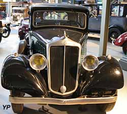 Minerva M-4 Pillarless Saloon