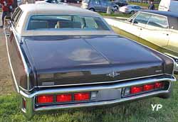 Lincoln Continental Town Car sedan