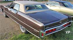 Lincoln Continental Town Car sedan