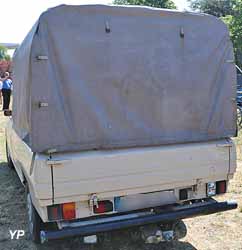 Peugeot 504 pick-up bâché