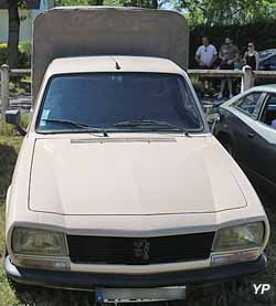 Peugeot 504 pick-up bâché