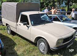 Peugeot 504 pick-up bâché