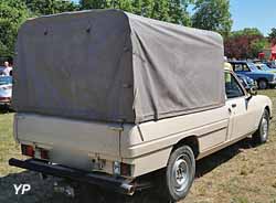 Peugeot 504 pick-up bâché