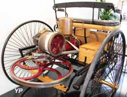 Tricycle à moteur Benz